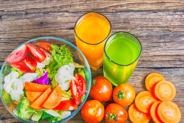 Aliments sains sont sur la table, salade de légumes frais dans un verre — Photo