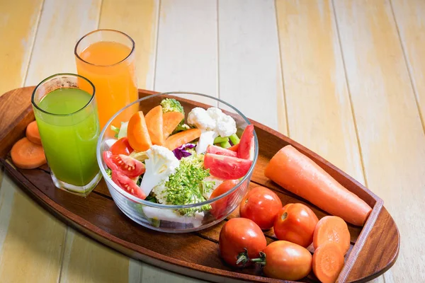 Aliments sains sont sur la table, salade de légumes frais dans un verre — Photo