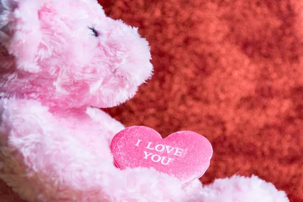 Oyuncak ayı kalpli kırmızı arka plan, kavram Sevgililer — Stok fotoğraf