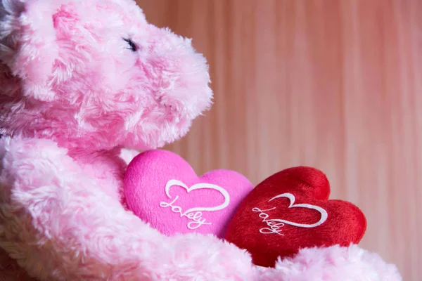 Ursinho de pelúcia com coração sobre fundo de madeira, conceito valentine — Fotografia de Stock