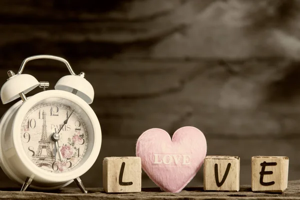 Buchstaben für Liebe. rosafarbenes Herz und Buchstaben aus Holz — Stockfoto
