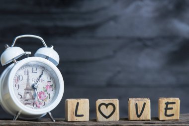 ahşap alfabe ve saat 