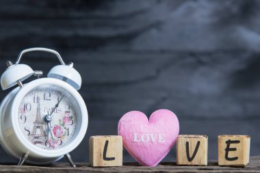 Ahşap alfabe ile kalp