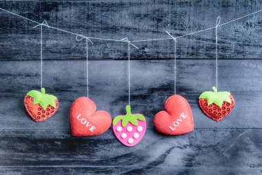 Sevgililer günü kalpleri vintage ahşap zemin üzerine 