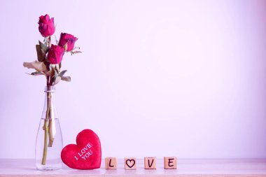  Kalp ve ahşap alfabe ile kırmızı gül