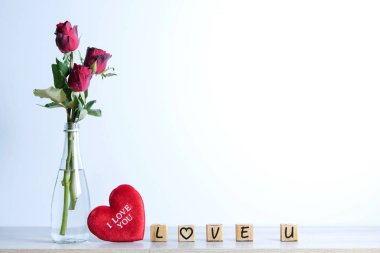  Kalp ve ahşap alfabe ile kırmızı gül