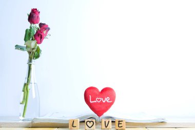  Kalp ve ahşap alfabe ile kırmızı gül