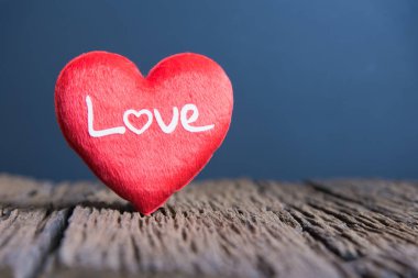 Sevgiliye arka plan kalp, ahşap üzerinde kırmızı kalp