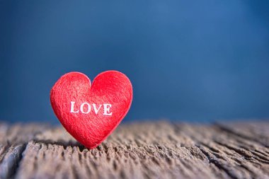 Sevgiliye arka plan kalp, ahşap üzerinde kırmızı kalp