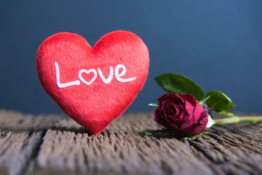  Kırmızı gül ve kalp