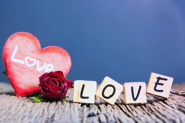  Kalp ve ahşap alfabe ile kırmızı gül