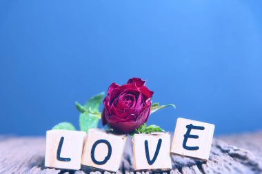  Kalp ve ahşap alfabe ile kırmızı gül