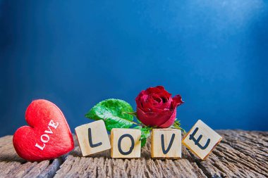  Kalp ve ahşap alfabe ile kırmızı gül
