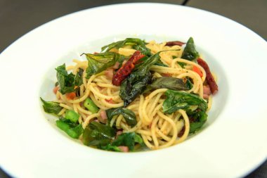 Pastırmalı acılı spagetti 