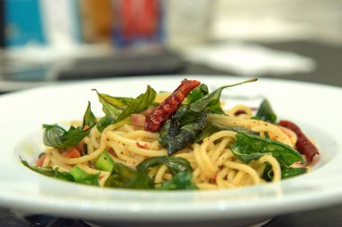 Pastırmalı acılı spagetti 