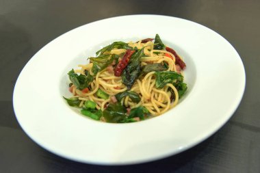 Pastırmalı acılı spagetti 