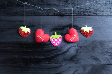 Sevgililer günü kalpleri vintage ahşap zemin üzerine 