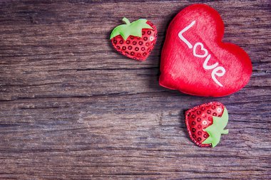 Ahşap masa üzerinde kalp