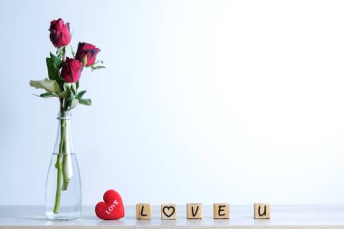  Kalp ve ahşap alfabe ile kırmızı gül