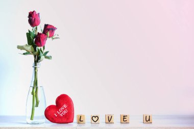  Kalp ve ahşap alfabe ile kırmızı gül