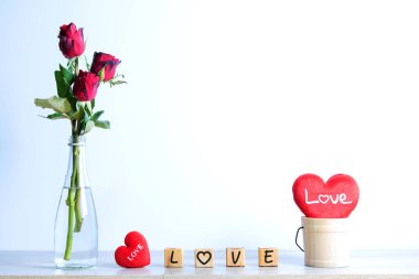  Kalp ve ahşap alfabe ile kırmızı gül