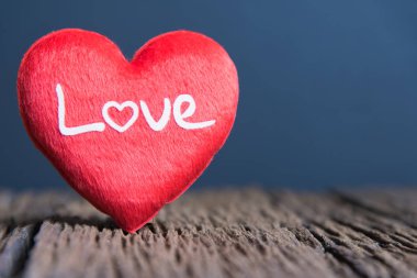 Sevgiliye arka plan kalp, ahşap üzerinde kırmızı kalp