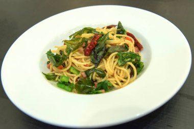 Pastırmalı acılı spagetti 