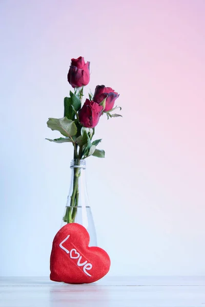 Rosa roja y corazón — Foto de Stock