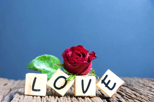 Rose rouge avec coeur et alphabet en bois — Photo