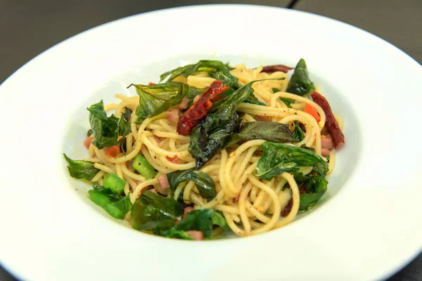 Pastırmalı acılı spagetti 