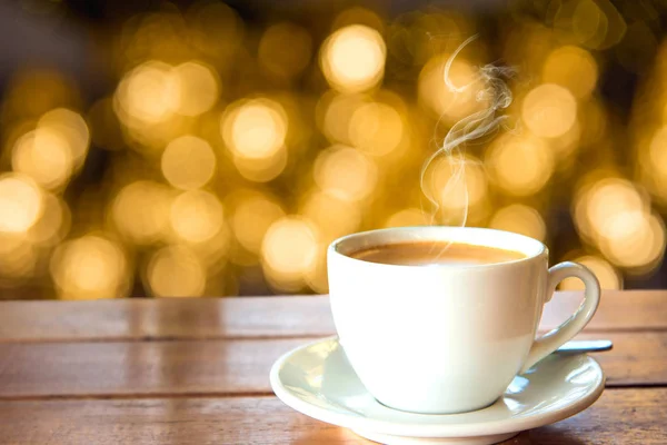 Taza de café sobre mesa de madera — Foto de Stock