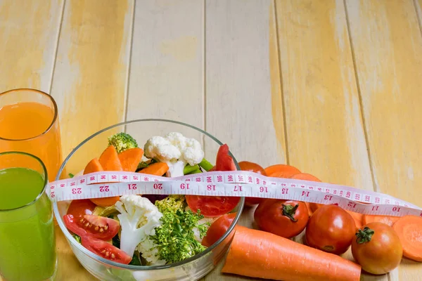 Aliments sains sont sur la table, salade de légumes frais dans un verre — Photo