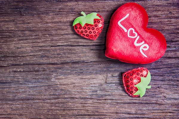 Ahşap masa üzerinde kalp