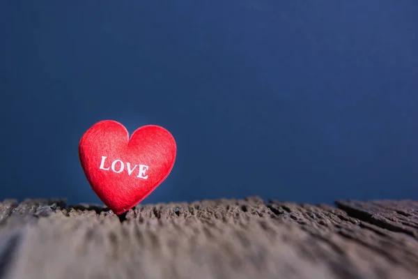 Día de San Valentín fondo con corazón, Corazón rojo en la madera —  Fotos de Stock