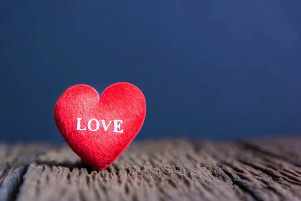 День святого Валентина фон с сердцем, Красное сердце на деревянном — стоковое фото