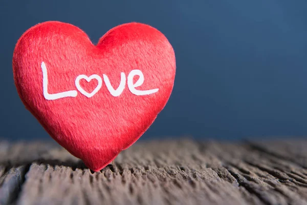 Sevgiliye arka plan kalp, ahşap üzerinde kırmızı kalp