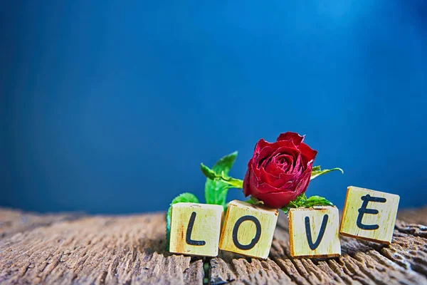  Kalp ve ahşap alfabe ile kırmızı gül