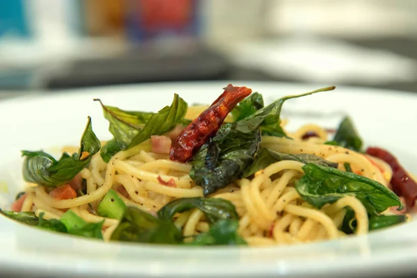 Pastırmalı acılı spagetti 