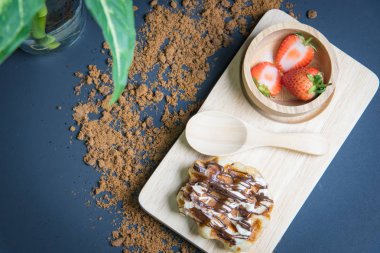 Waffle ahşap plaka üzerinde