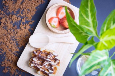 Waffle ahşap plaka üzerinde