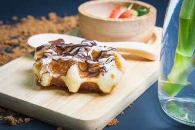 Waffle ahşap plaka üzerinde