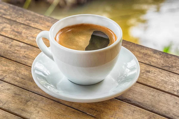 Coffee cup on woodden table — Stock Photo, Image