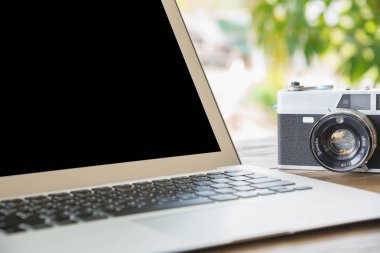Açık havada ahşap bir masa üstünde laptop