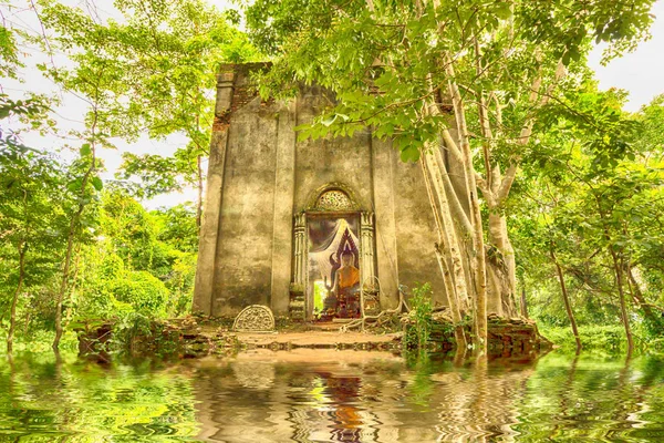 Buda sobre las ruinas del templo — Foto de Stock