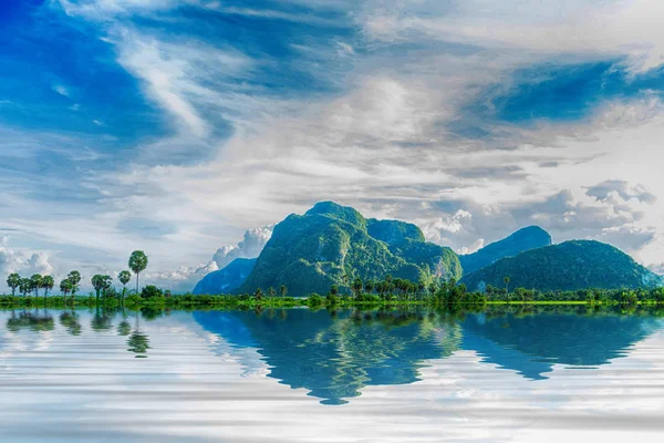 Reflexión de montaña sobre el agua —  Fotos de Stock