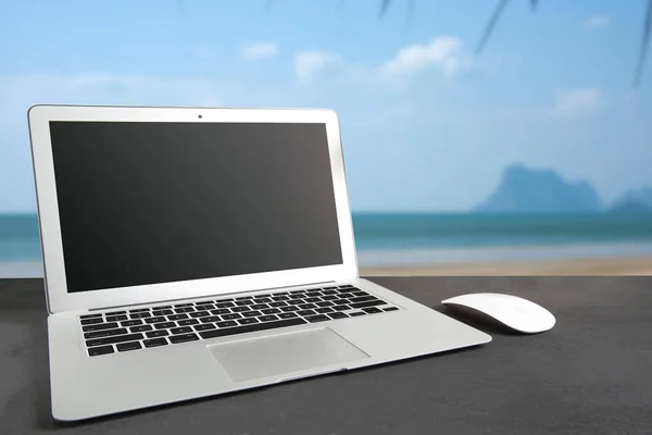 Een laptop op tafel — Stockfoto