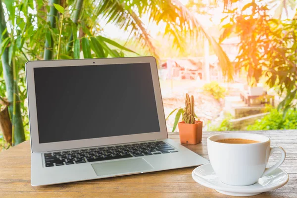 Filiżanka kawy i laptopa — Zdjęcie stockowe
