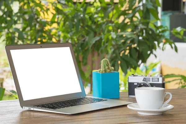 Açık havada ahşap bir masa üstünde laptop