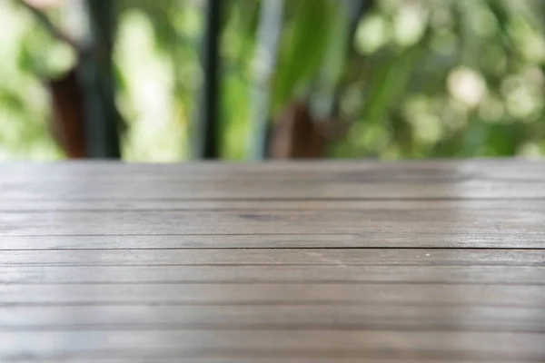 Mesa de madera con fondo natural — Foto de Stock