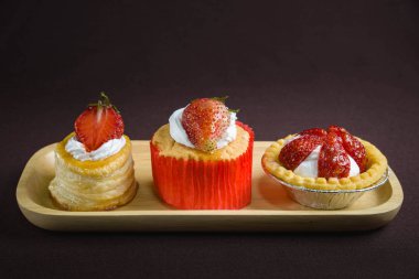 küp kek çilek vol au vent çilek ve mini kurabiye